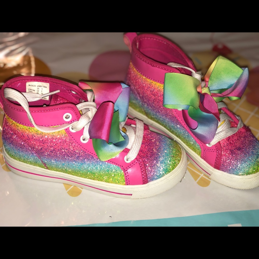 Jojo Siwa rainbow shows with bow